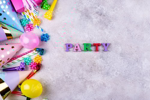 Visualização: Conceito de celebração de festa de aniversário com chapéu de papel