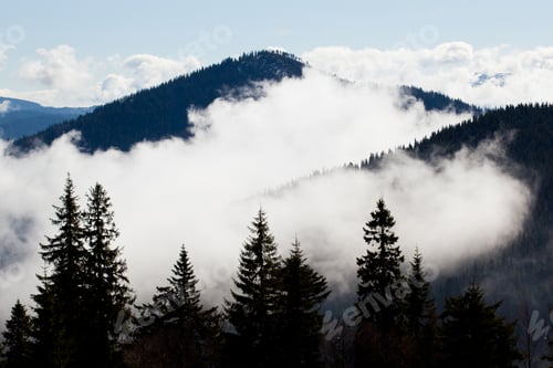 Vorschau: Dichter weißer Nebel zwischen Berggipfeln