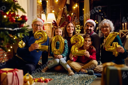 Visualização: Feliz família extensa com números de 2024 enquanto comemora o próximo Ano Novo.