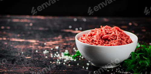 Preview: A full bowl of minced meat on the table with parsley.