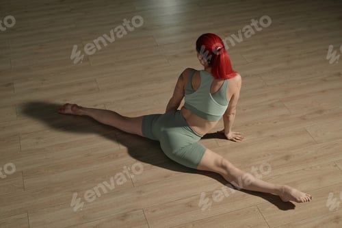 Preview: Flexible Woman Sitting in Front Split