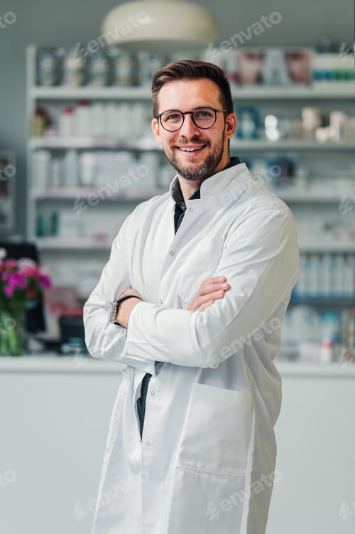 Preview: A pharmacy expert is standing in the drug store and smiling at the camera.