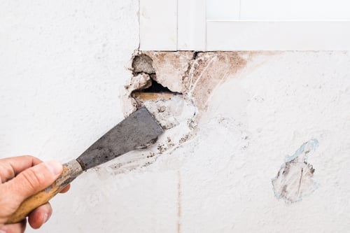Preview: Detail of the repair of a hole in the wall of the living room using filling mass.