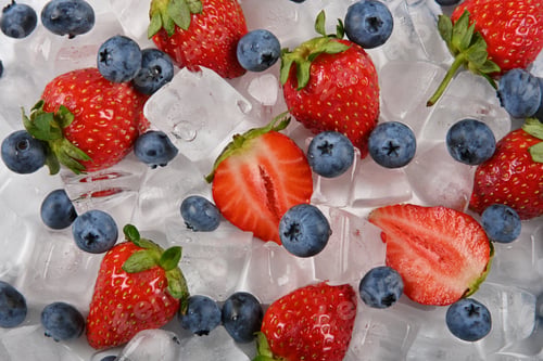 Preview: Fresh strawberry, blueberry and ice cubes