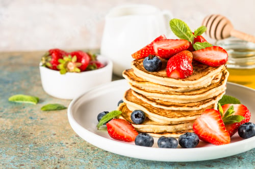 Preview: Pancakes with fresh berries and honey