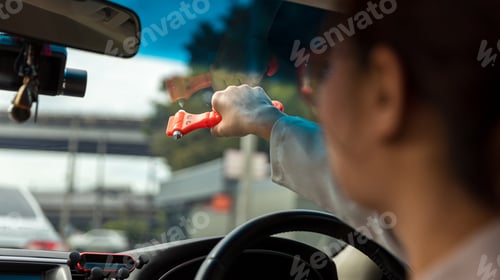 Preview: Woman use Safety Hammer and Seatbelt Cutter in Cars,