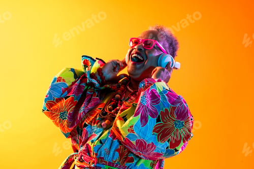 Preview: Funny senior black woman wearing stylish clothing isolated in studio