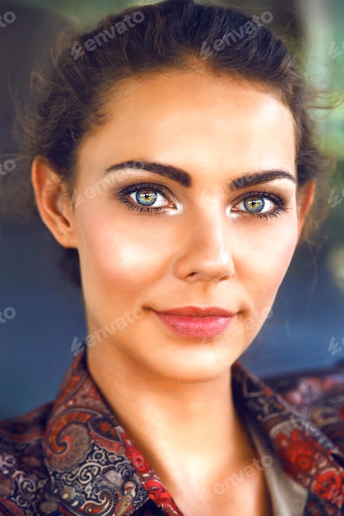 Preview: Outdoor lifestyle portrait of beautiful tenner woman
