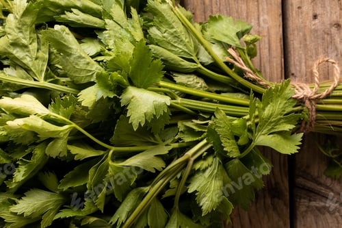 Preview: Overhead close-up of fresh parsley on wooden table