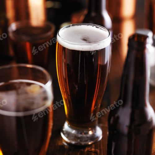 Vista previa: dark beer in tall glass on wooden table