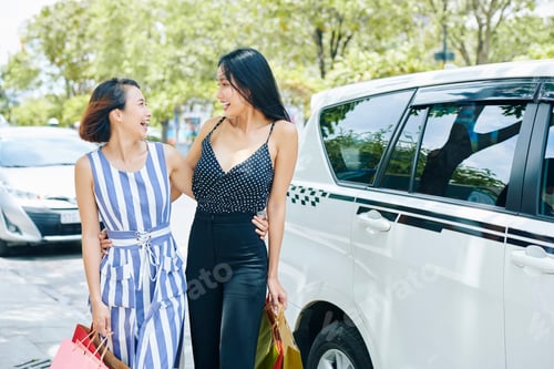 Preview: Happy shopaholics in the city