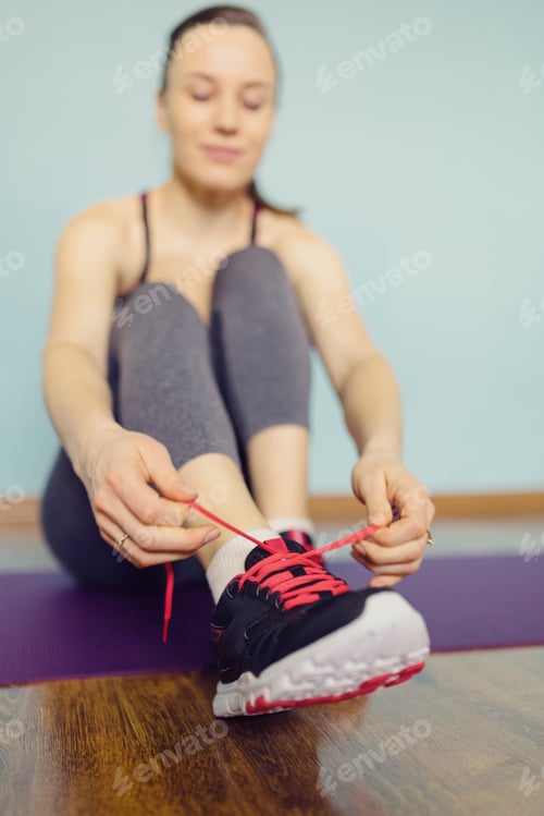 Preview: Young woman in sportswear