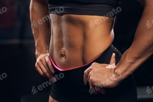 Preview: Athletic woman posing wiht her hands on hips