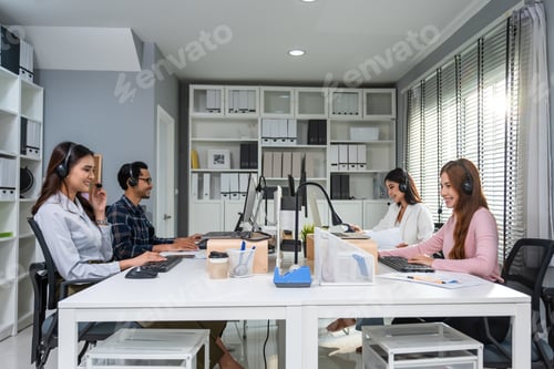 Visualização: Grupo de empresários e empresárias asiáticas trabalhando no escritório.