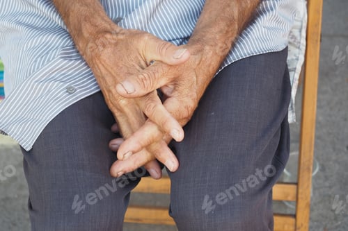 Preview: close up of hands of a elderly person