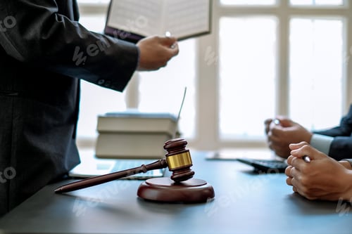 Preview: Counseling of the male lawyer and the signing of the contract together at the meeting.