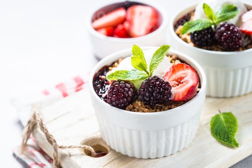 Preview: Crumble pie with berry mix, granola and ice cream