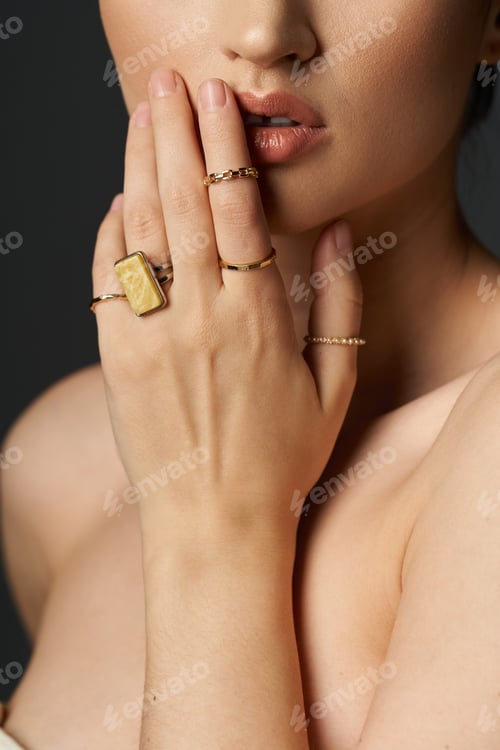 Vorschau: Goldene Ringe zieren die Hand einer Frau