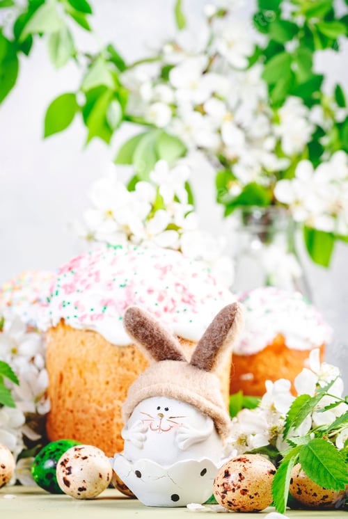 Preview: Easter cake, easter bunny figurine and sweet eggs, white cherry flowers, festive composition