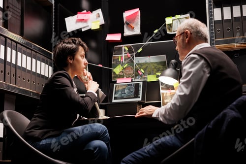 Vista previa: Investigadora discutiendo con el inspector remoto