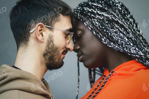 Preview: Interracial romanic couple touching heads