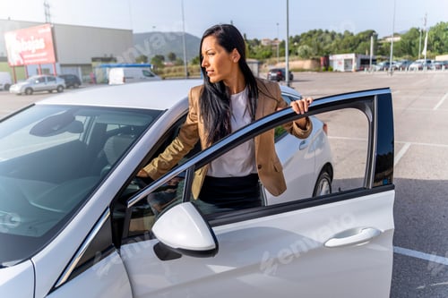 Visualização: Viagem Corporativa: Empresária de meia idade alugando carro de luxo no aeroporto