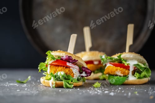 Preview: Burger with chicken patty and vegetables