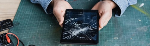 Preview: Cropped view of repairman holding smashed digital tablet at workplace, banner