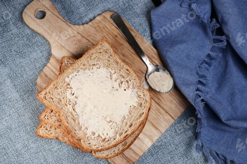 Preview: low fact cheese cream spread on a bread
