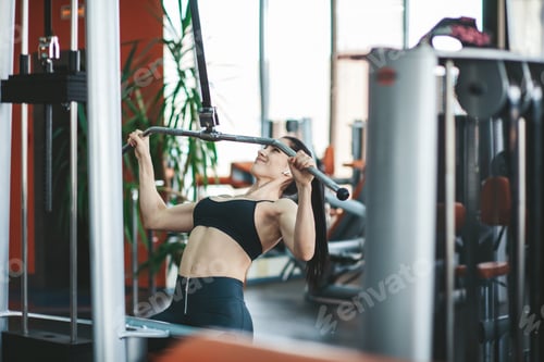 Preview: Young woman training at gym, fitness and active lifestyle, building beautiful fit body.