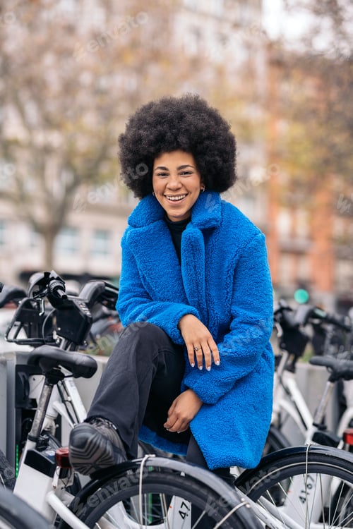 Preview: Happy Afro Girl in the City