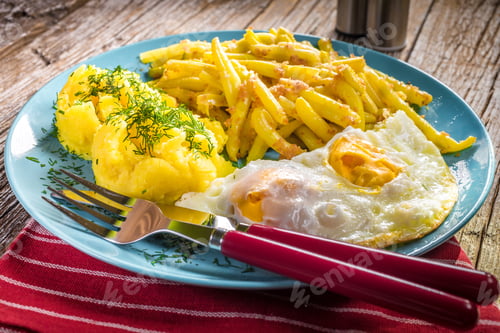 Preview: Fried egg served with boiled potatoes and yellow beans.