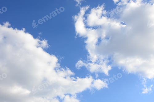 Vorschau: Ein blauer Himmel mit vielen weißen Wolken unterschiedlicher Größe