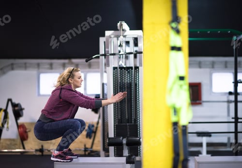 Preview: woman working out jumping on fit box
