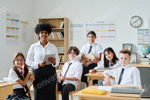 Visualização: Professor com alunos na sala de aula