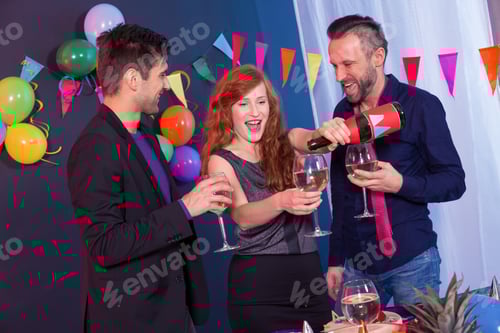 Visualização: Mulher derramando uma taça de champanhe