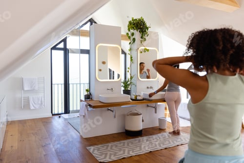 Visualização: Casal lésbico birracial escovando os dentes no banheiro