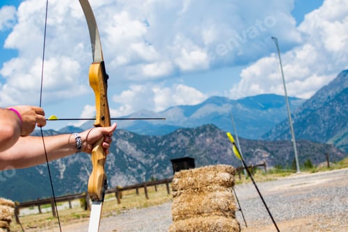 Visualização: Uma pessoa apontando com um arco e uma flecha.