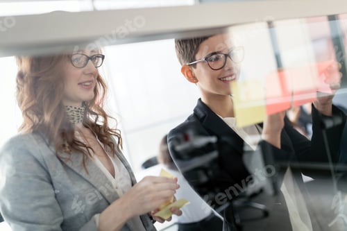 Preview: Picture of business people discussing in their company