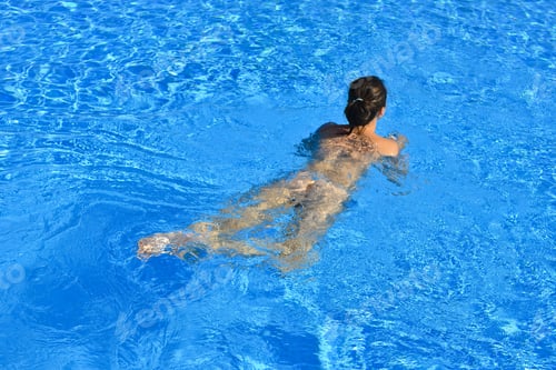 Preview: Young woman swiming