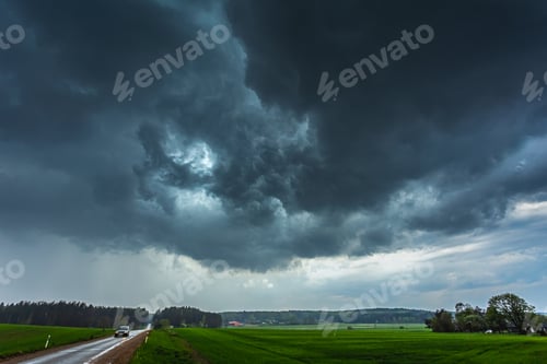 Preview: Storm clouds with shelf cloud base and intense rain