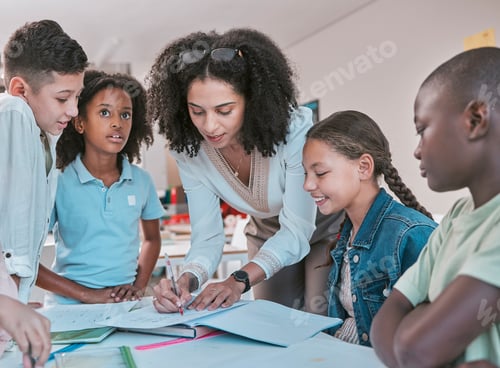 Visualização: Professora em sala de aula com crianças, ajudando a aluna com os trabalhos escolares e escrevendo em livro