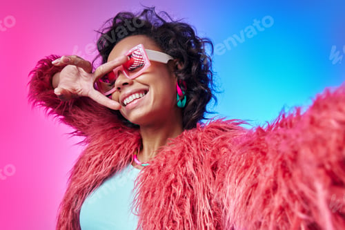 Preview: Playful African woman in trendy clothes making selfie and gesturing against colorful background