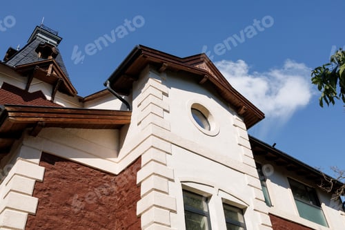 Preview: partition of the facade of an old mansion after major repairs