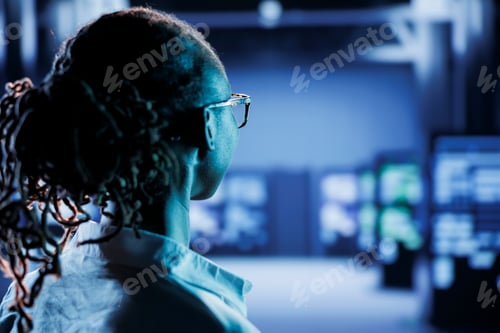 Preview: Expert in server room prevents downtime