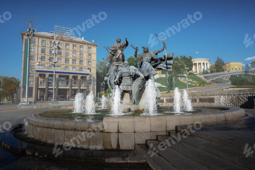 Preview: Kyiv Founders Monument Fountain at Independence Square - Kiev, Ukraine