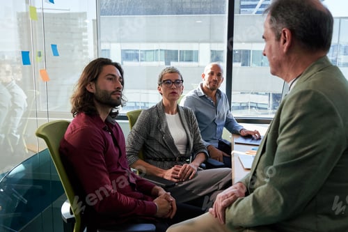 Vista previa: Business people having a meeting in a modern office.