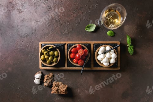 Preview: Mozzarella tomatoes olives antipasto