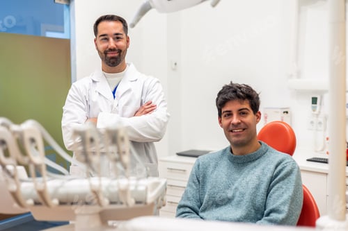 Preview: arm crossed Dentist smiling with patient in dental clinic