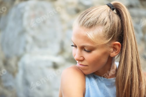 Preview: Teenage Girl with Blonde Hair in Ponytail